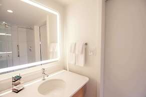 DoubleTree by Hilton Clarksville Riverview