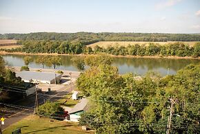 DoubleTree by Hilton Clarksville Riverview