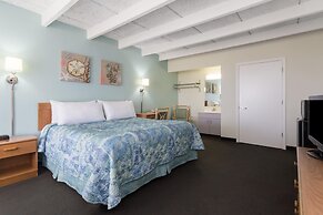 Days Inn & Suites by Wyndham Jekyll Island