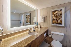 DoubleTree by Hilton Hotel Lawrence