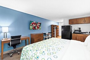 HomeTowne Studios by Red Roof & Conference Center Cortland