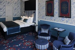 Carlton Ambassador Hotel