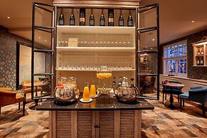 Carlton Ambassador Hotel