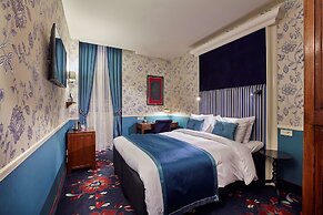 Carlton Ambassador Hotel