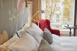 Carlton Ambassador Hotel