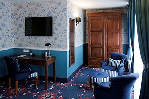 Carlton Ambassador Hotel