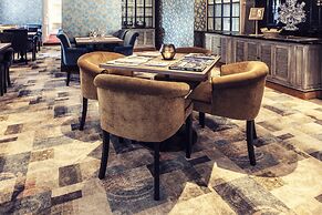 Carlton Ambassador Hotel