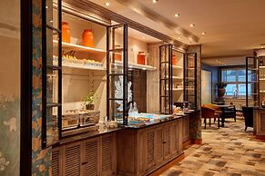 Carlton Ambassador Hotel