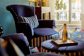 Carlton Ambassador Hotel