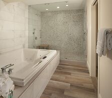 Pier House Resort & Spa