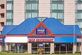 Ramada by Wyndham Niagara Falls/Fallsview