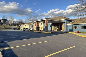 AmericInn by Wyndham Reedsburg