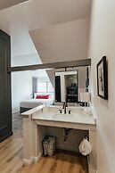 Vinland Hotel and Lounge