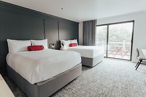 Vinland Hotel and Lounge