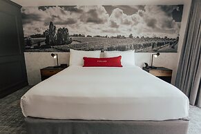 Vinland Hotel and Lounge