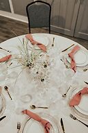 Vinland Hotel and Lounge