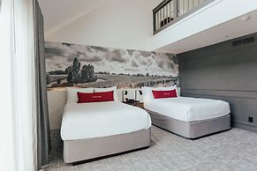 Vinland Hotel and Lounge