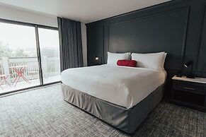 Vinland Hotel and Lounge