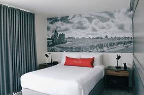 Vinland Hotel and Lounge