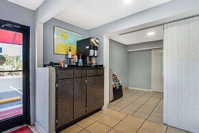 Econo Lodge Inn & Suites