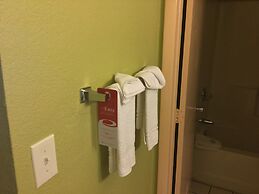 Econo Lodge Inn & Suites