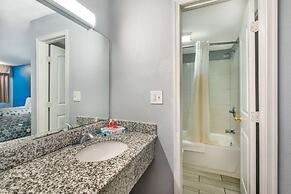 Econo Lodge Inn & Suites