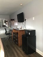 Econo Lodge Inn & Suites