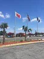 Econo Lodge Inn & Suites