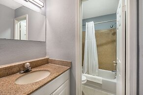 Econo Lodge Inn & Suites