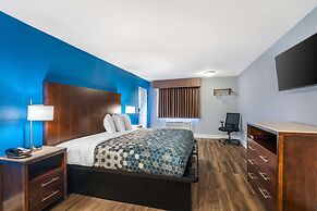 Econo Lodge Inn & Suites