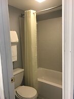 Econo Lodge Inn & Suites