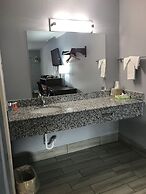 Econo Lodge Inn & Suites