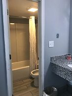 Econo Lodge Inn & Suites