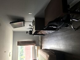 Econo Lodge Inn & Suites