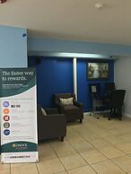 Econo Lodge Inn & Suites