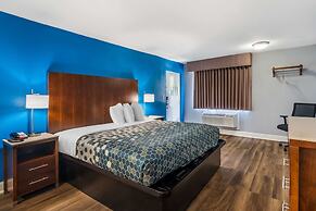 Econo Lodge Inn & Suites