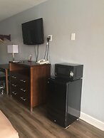 Econo Lodge Inn & Suites