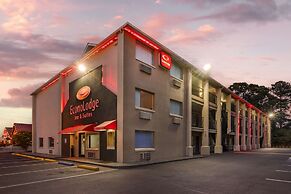 Econo Lodge Inn & Suites