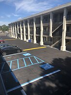 Econo Lodge Inn & Suites