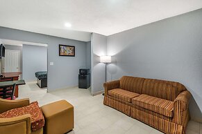 Econo Lodge Inn & Suites