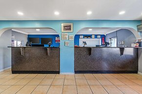 Econo Lodge Inn & Suites