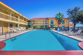 Super 8 by Wyndham Eagle Pass