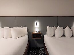 Carriage House Hotel & Conference Centre