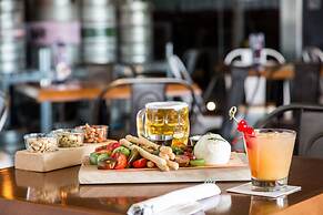 Carriage House Hotel & Conference Centre