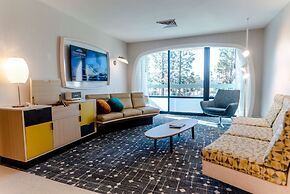 Howard Johnson by Wyndham Anaheim Hotel & Water Playground