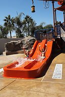 Howard Johnson by Wyndham Anaheim Hotel & Water Playground