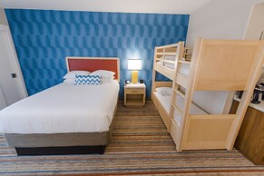Howard Johnson by Wyndham Anaheim Hotel & Water Playground