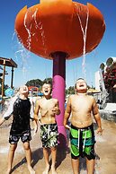 Howard Johnson by Wyndham Anaheim Hotel & Water Playground