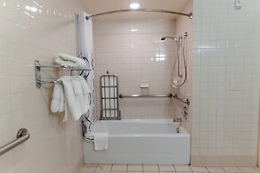 Howard Johnson by Wyndham Anaheim Hotel & Water Playground