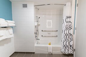 Howard Johnson by Wyndham Anaheim Hotel & Water Playground